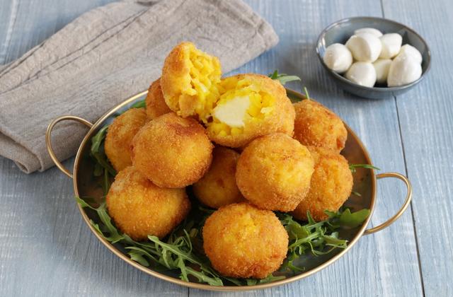 Croquettes de riz au safran farcies de billes de mozzarella (Arancini) - Photo par Silvia Santucci