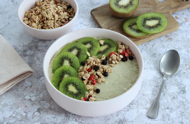 Smoothie bowl au Kiwi de l'Adour IGP, lait de coco et céréales - Photo par Silvia Santucci