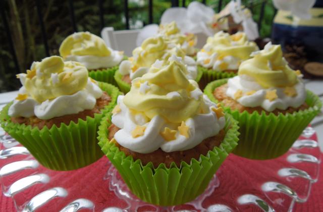 Cupcakes aux pommes et cerneaux de noix avec son topping crème chantilly arôme de pomme - Photo par lilianuP