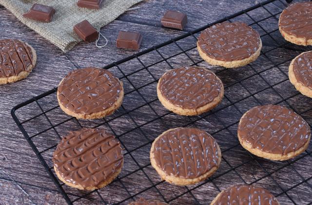 Brownie, cookie & cie : 24 recettes de gâteaux très faciles à faire à la maison - 750g