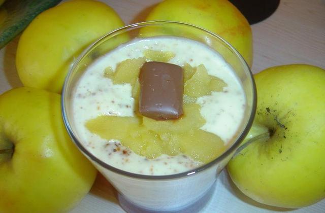 Verrines de compote de pommes au miel, créme aux éclats de daims - Photo par darton