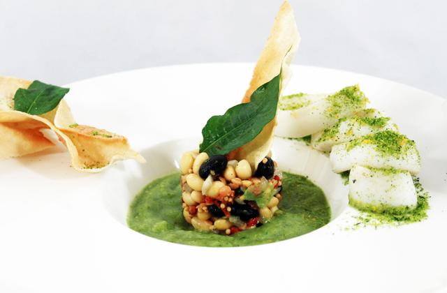 Salade de légumineuses et gaspacho de courgettes calamars grillés et pesto sec - uncuisq