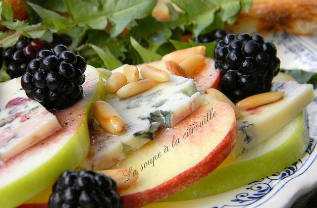 Salade de pommes en duo Fourme d'Ambert et mûres - La soupe à la citrouille