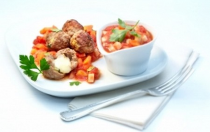 Boulettes hachées farcies et sauce aux légumes et gruyère AOC - Gruyère AOP suisse