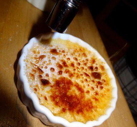 Crème brûlée à la fleur d'oranger sans lactose ! - Photo par uneviesanslactose wordpress com