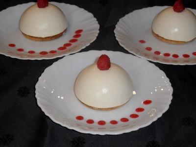 Dôme chocolat blanc au coeur de framboise - Photo par Nattycuisine