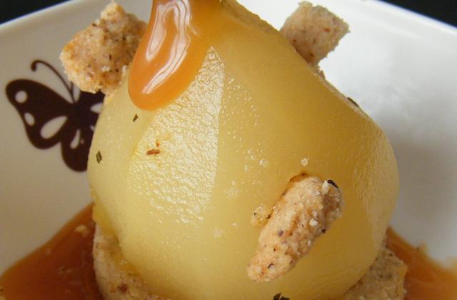 Poire pochée farcie avec une compotée de pommes, caramel et crumble aux noisettes - Photo par stephaniegr