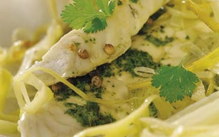 Filet de bar en papillote, effiloché de poireaux à la crème de coriandre - Photo par FranceAgriMer