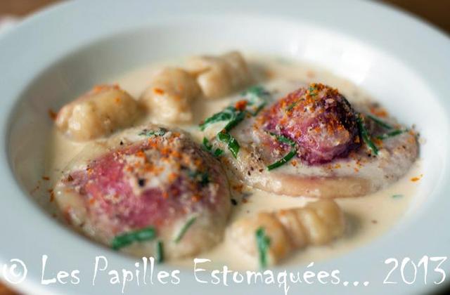 Raviolis de pommes de terre, farcis au chèvre, betterave et roquette - Photo par TitAnick