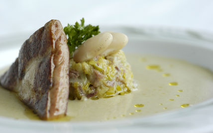 Velouté d'haricots tarbais (label rouge), fondue de poireaux au confit de poule, foie gras de canard IGP Sud-Ouest poêlé. - Photo par estellXU
