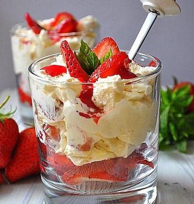 Eton Mess ou verrines de fraises, meringue et crème fouettée - Photo par melissami