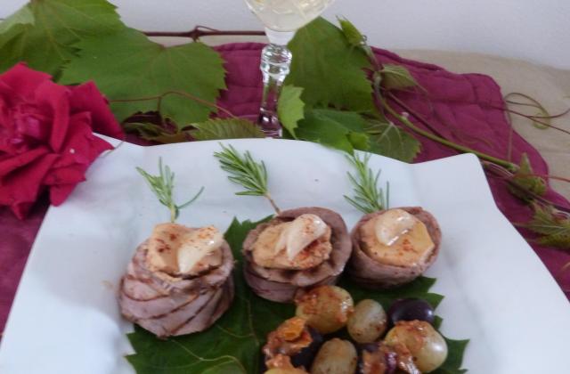 Aiguillettes au cœur de foie gras parfumé d'ail blanc et trio de raisins au Floc de Gascogne - CHRIS DE TOULOUSE