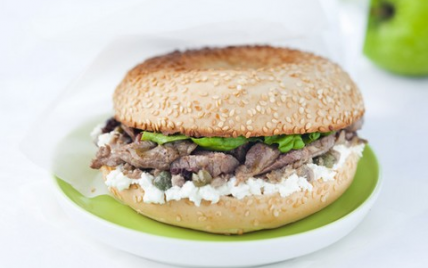 Bagel d'agneau à la brousse de brebis, anchois et olives - Agneau Presto