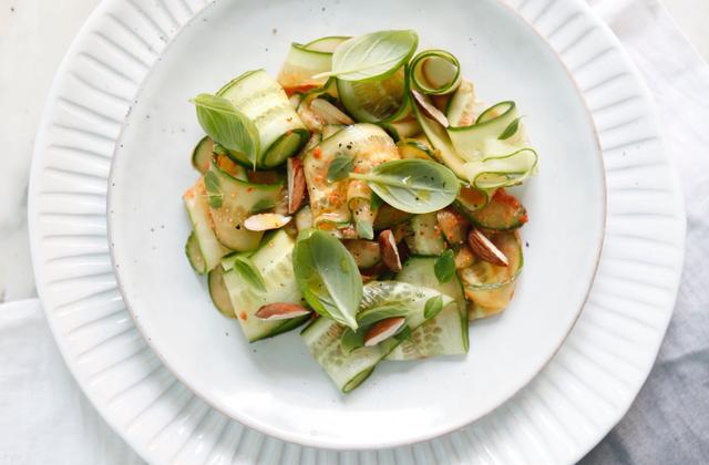 Tagliatelles de concombres de France en pesto au piment, miel et amandes - Photo par Angèle Ferreux Maeght/CamilleChamignon