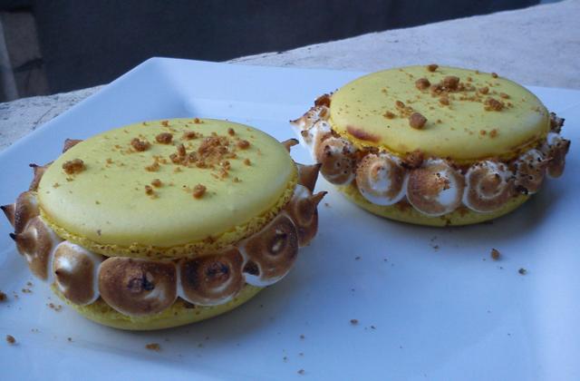 Tarte au citron meringuée servie en macarons - Photo par birouc