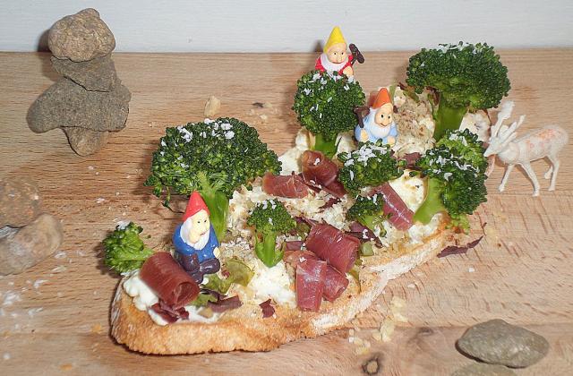 Tartine de Saint Môret, brocolis et jambon cru... en avant les histoires - Photo par La petite cuisine de Sabine