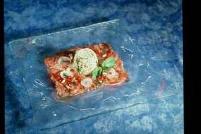 Sur un carpaccio de thon frais, la salade de riz de Camargue à la menthe fraîche - Photo par 750g