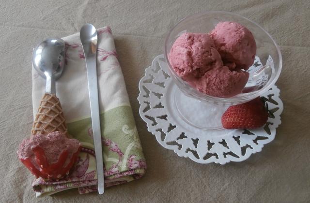 Glace à la fraise sans sorbetière - Photo par MyCulinaryCurriculum