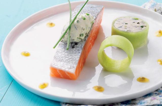 Saumon d'acosse en marinade, fromage à la crème ciboulette, pomme verte, fruit de la passion et concombre - Photo par Elle & Vire
