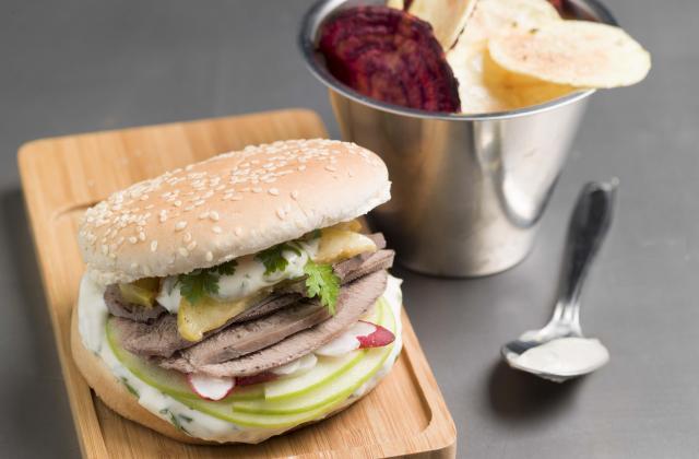 Burger sucré-salé de langue de bœuf - Photo par Les produits tripiers