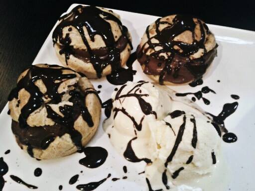 Profiteroles fourrées de crème patissière chocolat - Photo par salmabi