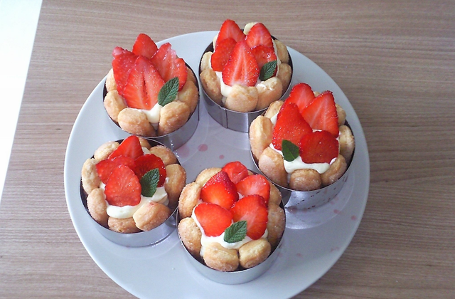 Charlotte aux fraises décorées de feuilles de menthe - sofybe