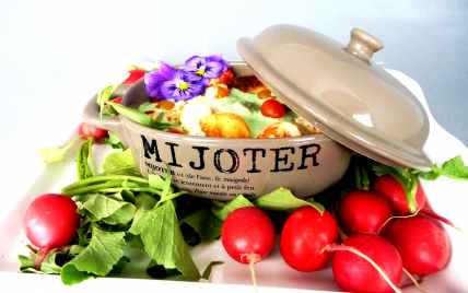 Cocotte de gnocchi de radis aux écrevisses et tomates groseilles sauce mousseuse à l'estragon - uncuis