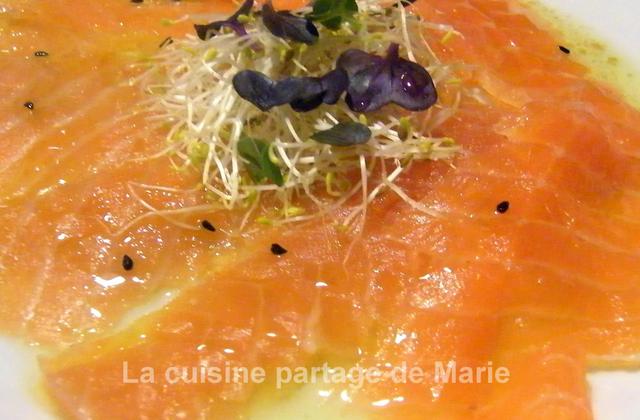 Saumon de Norvège cuit au sel marinade exotique et jeunes pousses - Photo par marierechou