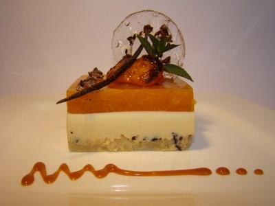 Entremet aux abricots vanillés, caramel et grué de cacao - Photo par Sandrine Baumann
