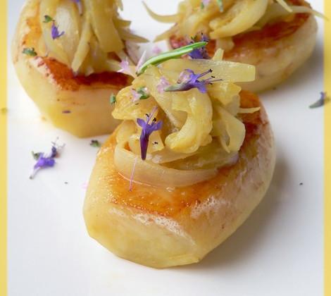 Pommes de terre fondantes, compotée d'oignon anchois et moutarde - Amora