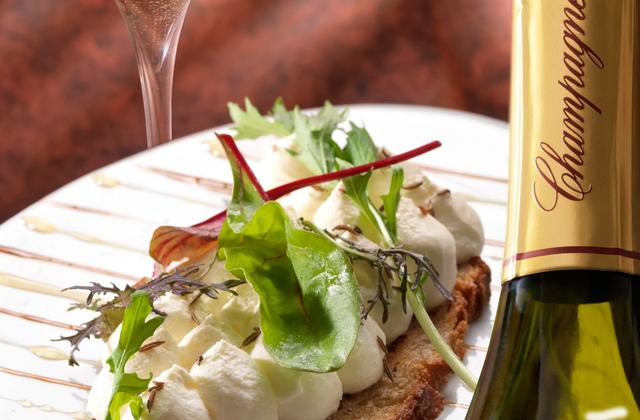 Chantilly de brie à la graine de cavri et pain grillé au miel avec un champagne de vigneron blanc de noirs - Les Champagnes de Vignerons