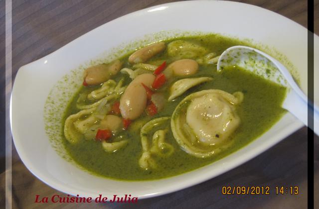 Soupe de raviolis au pesto (in brodo al pesto) - Photo par Julia T