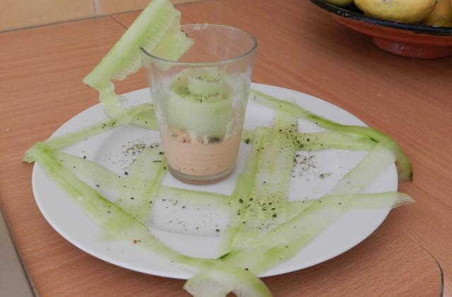 Verrines mousse de jambon et lamelles de concombre - Photo par supertonio33