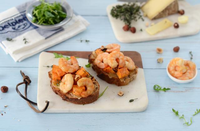 Tartine gratinée à la patate douce, tomme, roquette et crevettes - Photo par Nadia Paprikas