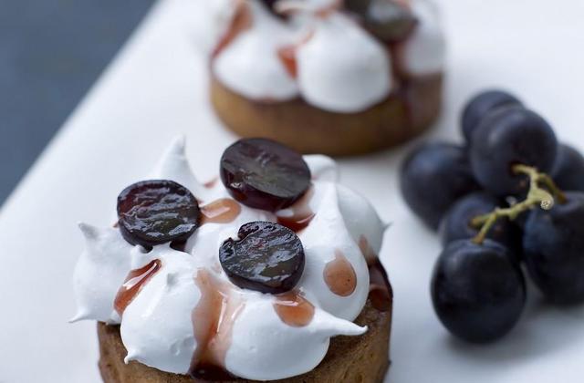 Tarte Muscat du Ventoux AOP, meringue italienne et gelee de groseille - Photo par AOPn Raisin de Table
