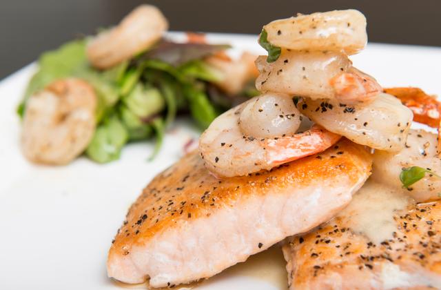 Saumon en papillote et crevettes sur lit de jeunes pousses - Photo par Bérengère