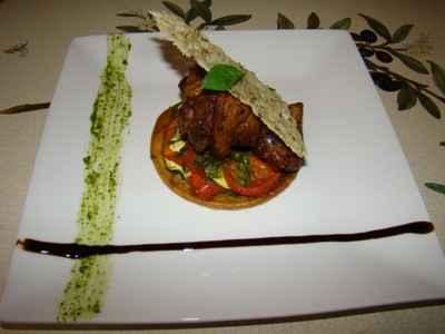 Souris d'agneau confite à la provençale, sur une tarte fine de légumes au pistou - Photo par Sandrine Baumann