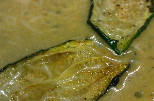 Velouté gratiné de courgettes rôties, chips de courgettes à l'ail - Miamana