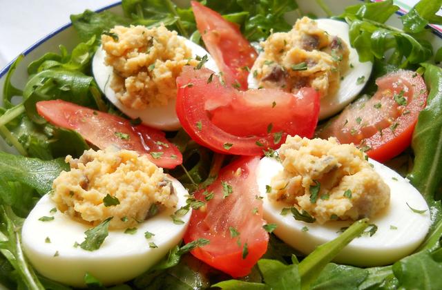 Oeufs mimosa aux anchois sur leur nid de roquette - Photo par coreley