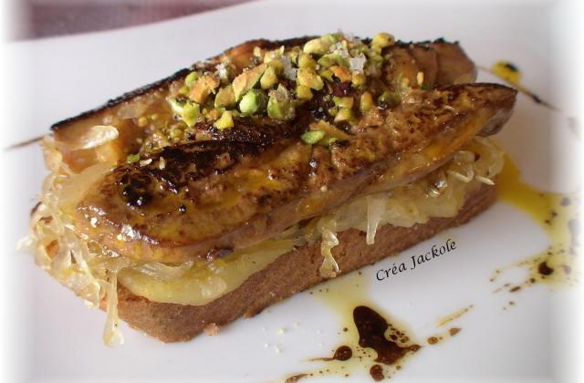 Foie gras poêlé sur lit de pommes et choucroute à la cannelle - lesjac