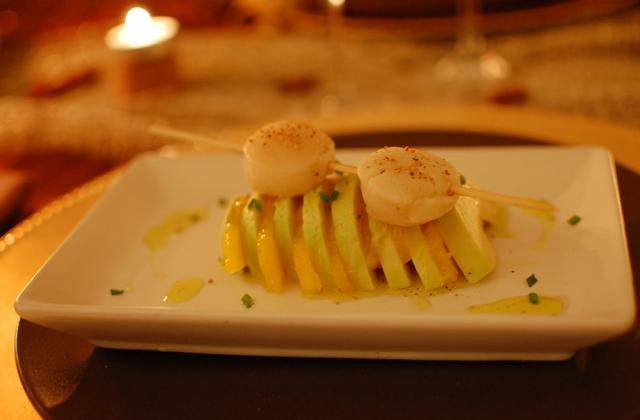 Mille-feuilles de Saint-Jacques sur lit d'avocat et mangue - Photo par ladinettedecrevette