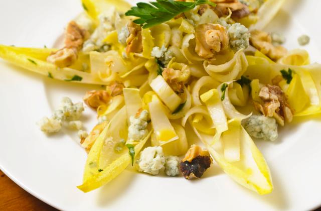 Salade sucrée-salée au roquefort et sa vinaigrette au miel - Photo par Jean-Michel COHEN