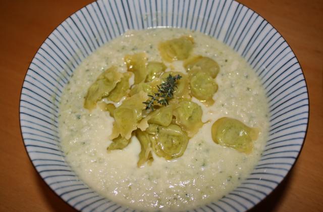 Soupe légère de courgettes, ravioles dorées et copeaux de parmesan - Photo par Solenne Trois Clous