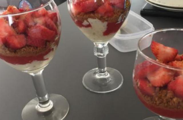 Coupe aux fraises, effet tiramisu - Photo par Laura Hzl