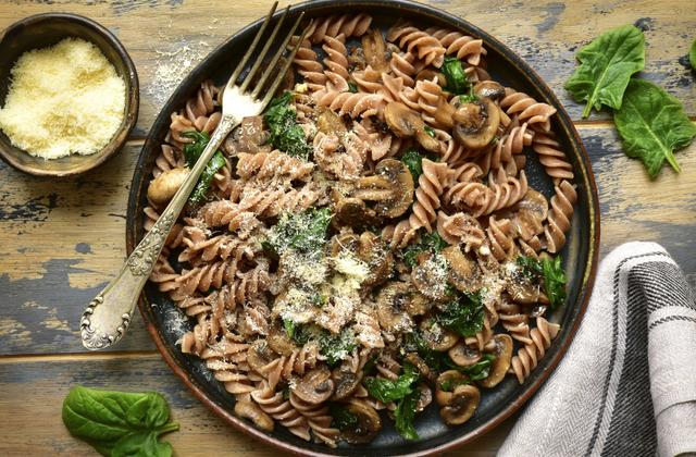 Pâtes complètes aux champignons et pousses d'épinards - Photo par 750g