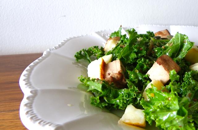 Salade de kale, petits pois, tofu fumé et halloumi - Photo par Rosenoisettes