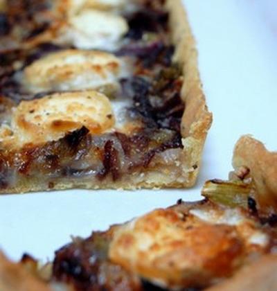 Tarte chèvre, oignon rouge et oignons nouveaux - Photo par Cécile de Torchons & Serviettes