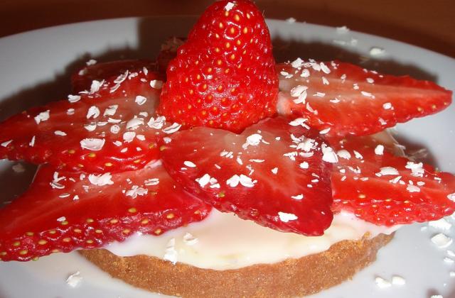Tartelettes aux fraises, spéculoos & chocolat blanc - Photo par La cuillère aux mille délices