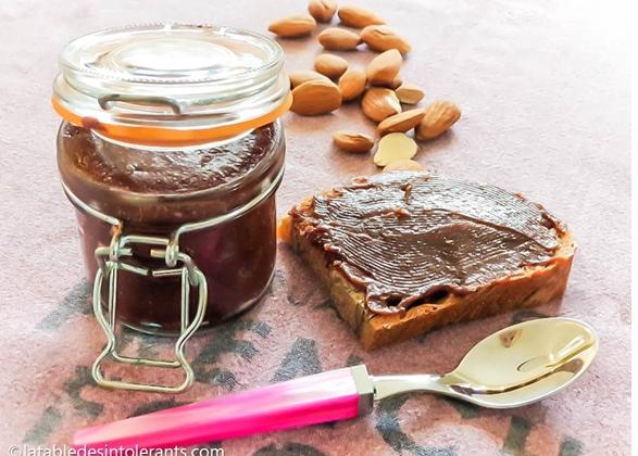 Pâte à tartiner chocolat pistache sans gluten, ni lait, ni sucre - Photo par La Table des Intolérants