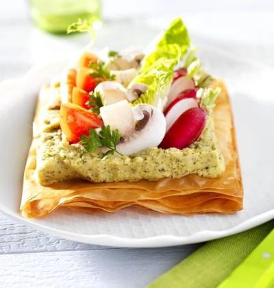 Tarte fine de légumes sur un lit de Tapena® Pois chiches verts à la menthe - Photo par Ensoleil'ades